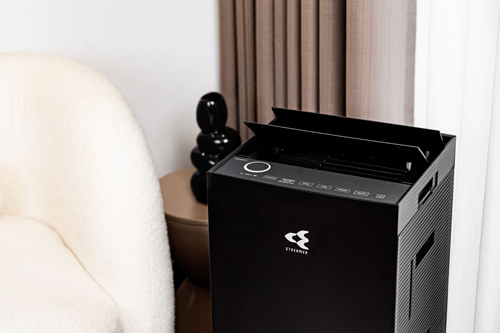 Một số mẫu máy lọc không khí cần nhấn nút Reset để khởi động lại.